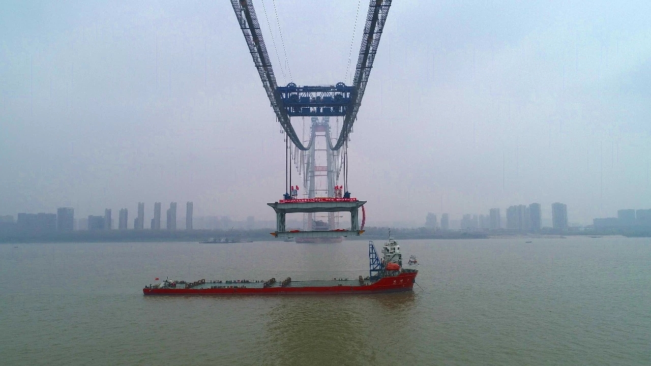 萬里長(zhǎng)江&ldquo;第一吊&rdquo;微特幫它安全升上高空