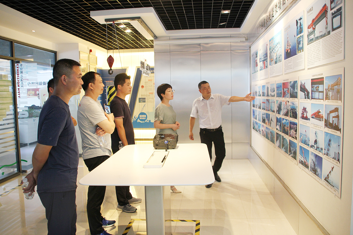 總經(jīng)理邱曉紅、副總經(jīng)理顏劍一行人蒞臨微特