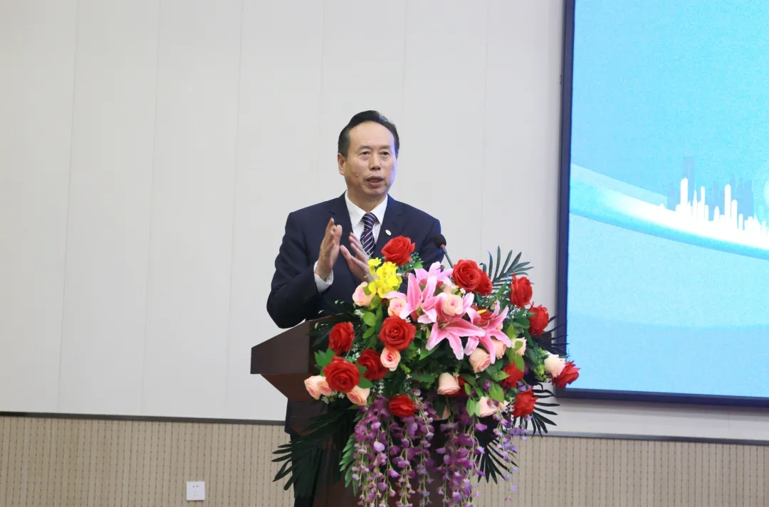 衛(wèi)華集團(tuán)黨委書記、總裁俞有飛致辭