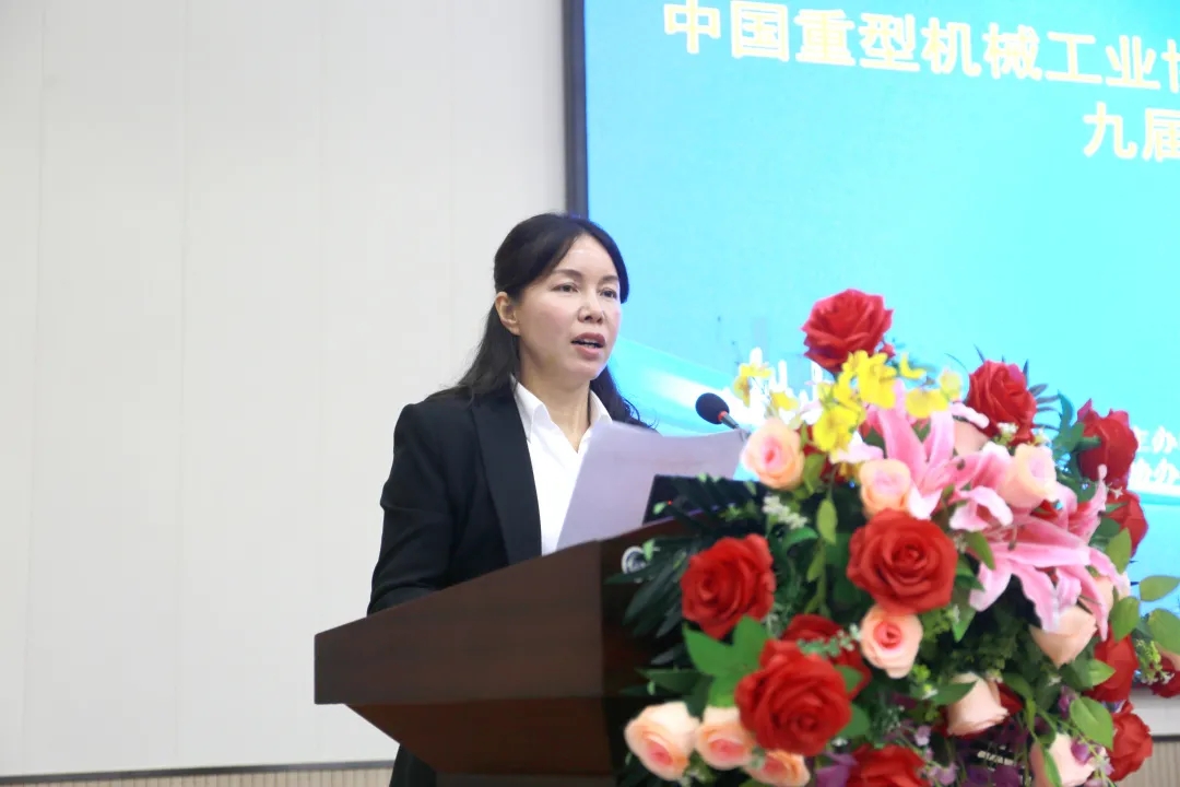 苗紅宣讀《關(guān)于表彰2019年度優(yōu)秀橋、門式起重機生產(chǎn)企業(yè)的決定》