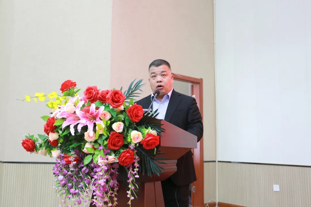 任海濤宣讀《關(guān)于表彰2019年度優(yōu)秀起重機配套件供應(yīng)商的決定》