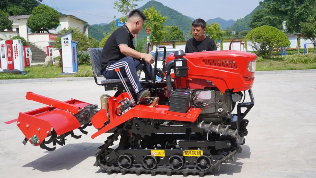 微特捐贈農(nóng)具 助力鄉(xiāng)村振興2.jpg